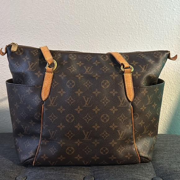 Louis Vuitton Totally MM - Picture 4 of 15